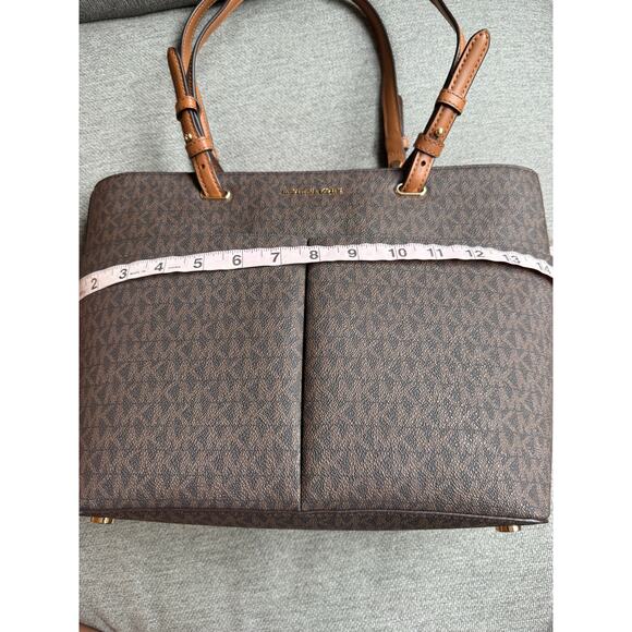 Michael Kors Outlet Jet Set Medium Logo Pocket Tote Bag Logo Brown Corn - Picture 10 of 16